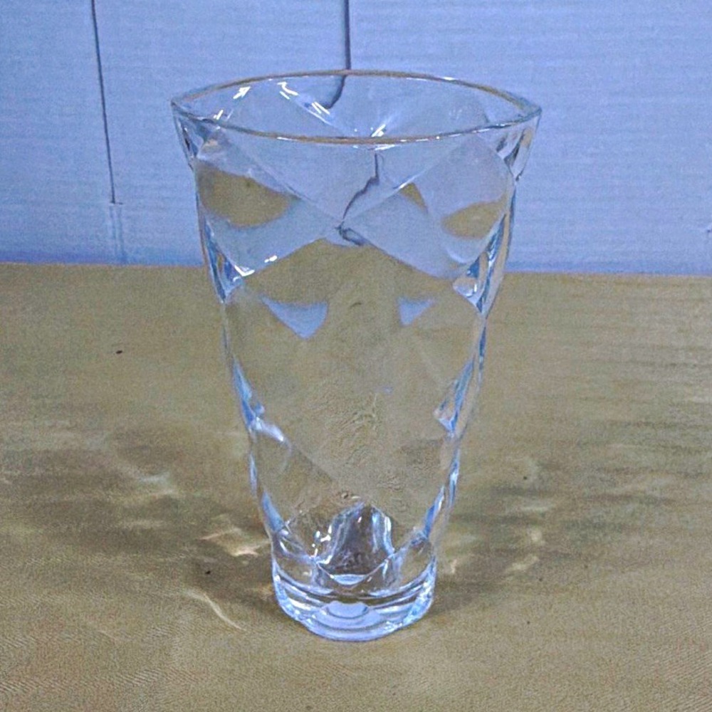 Riedel Vivant Crystal flower vase geometric, diamond-faceted quilted pattern